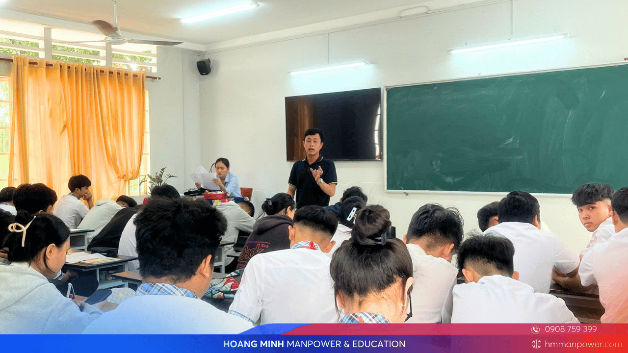 Hoàng Minh Tư Vấn Hướng Đi Du Học Đài Loan Tại THPT Nguyễn Huệ (2)